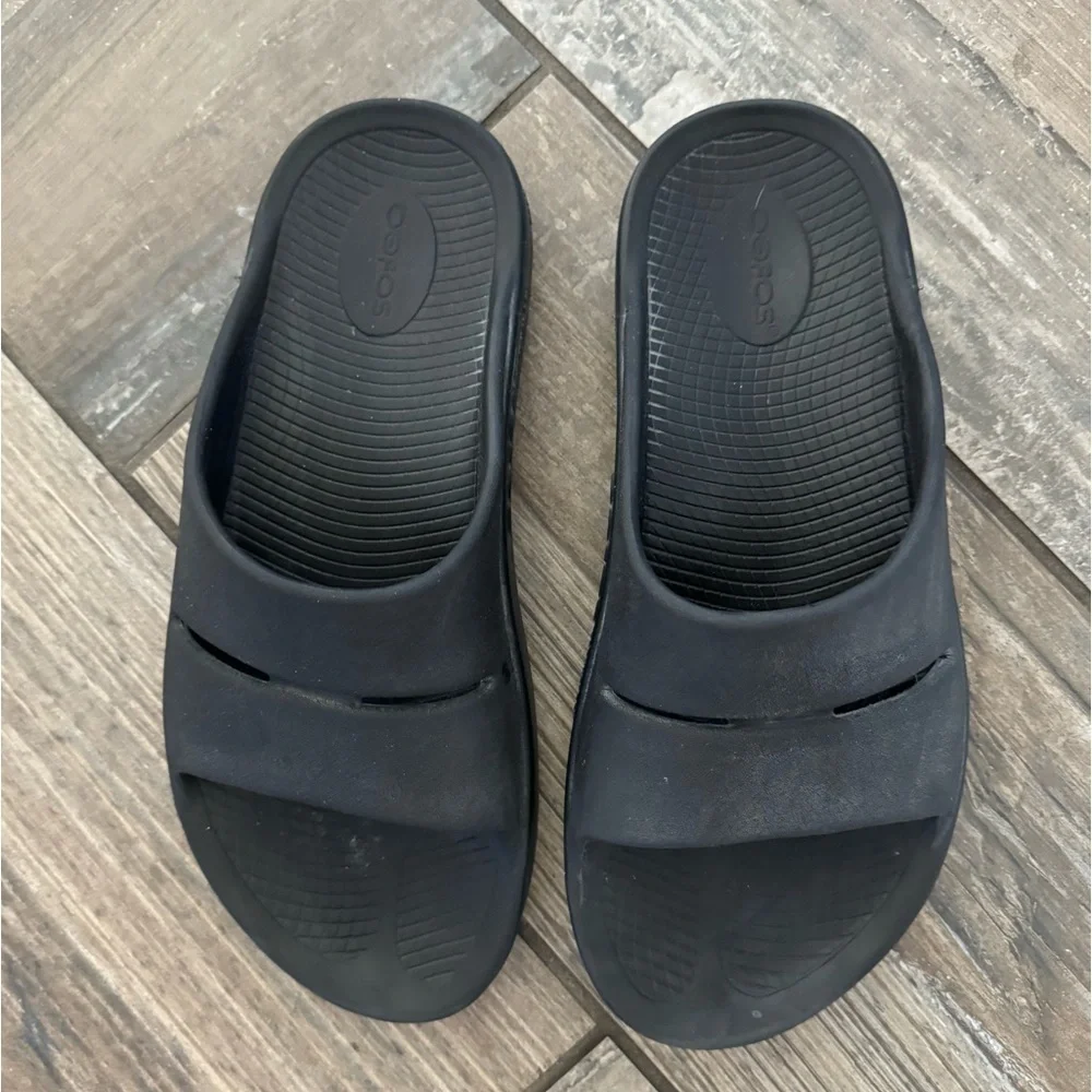 Oofos OOahh Slide Sandal in Black size Women’s 10 or Men’s 8